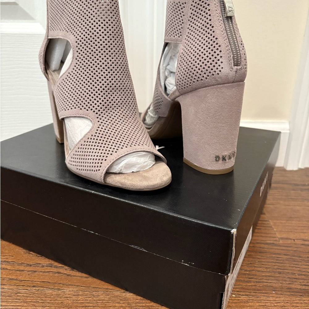 DKNY Women's Helli Dress  Sandals